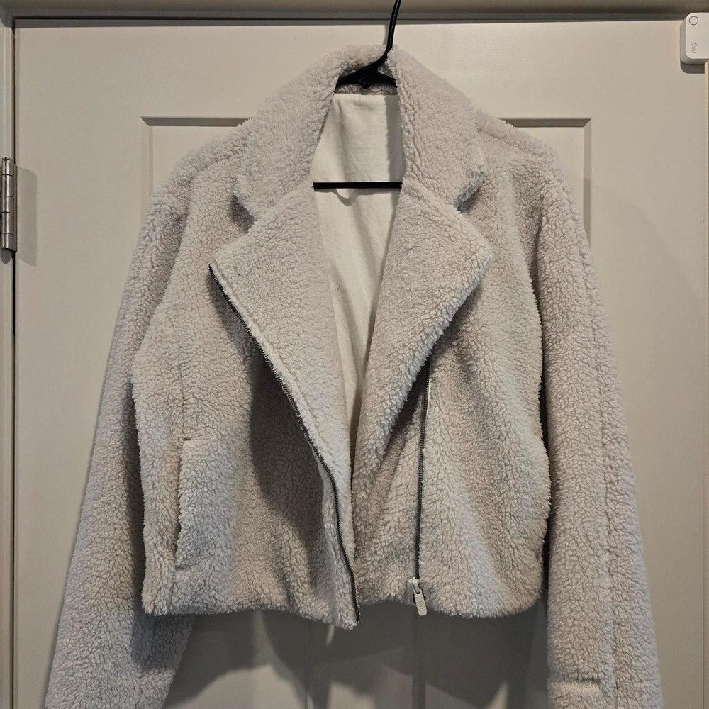 Lululemon sherpa zip up jacket. Square dot sized 4